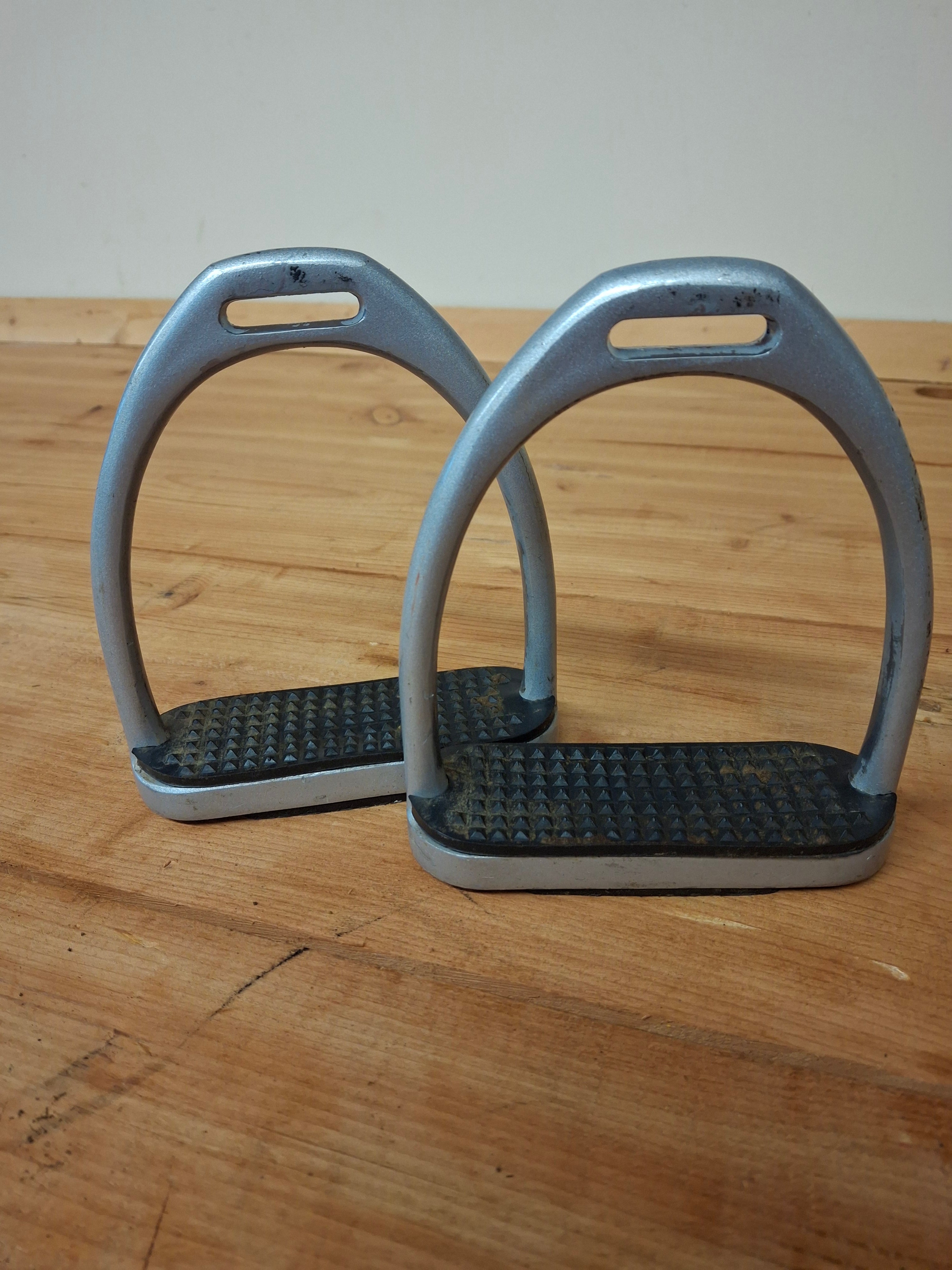 Used Aluminum Fillis Stirrup Irons