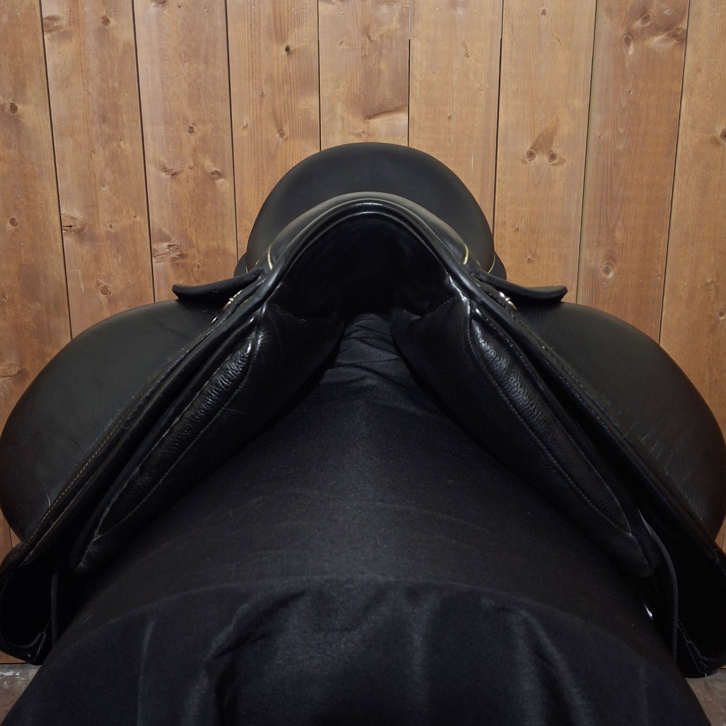 Used 18" Custom Advantage R Dressage Saddle