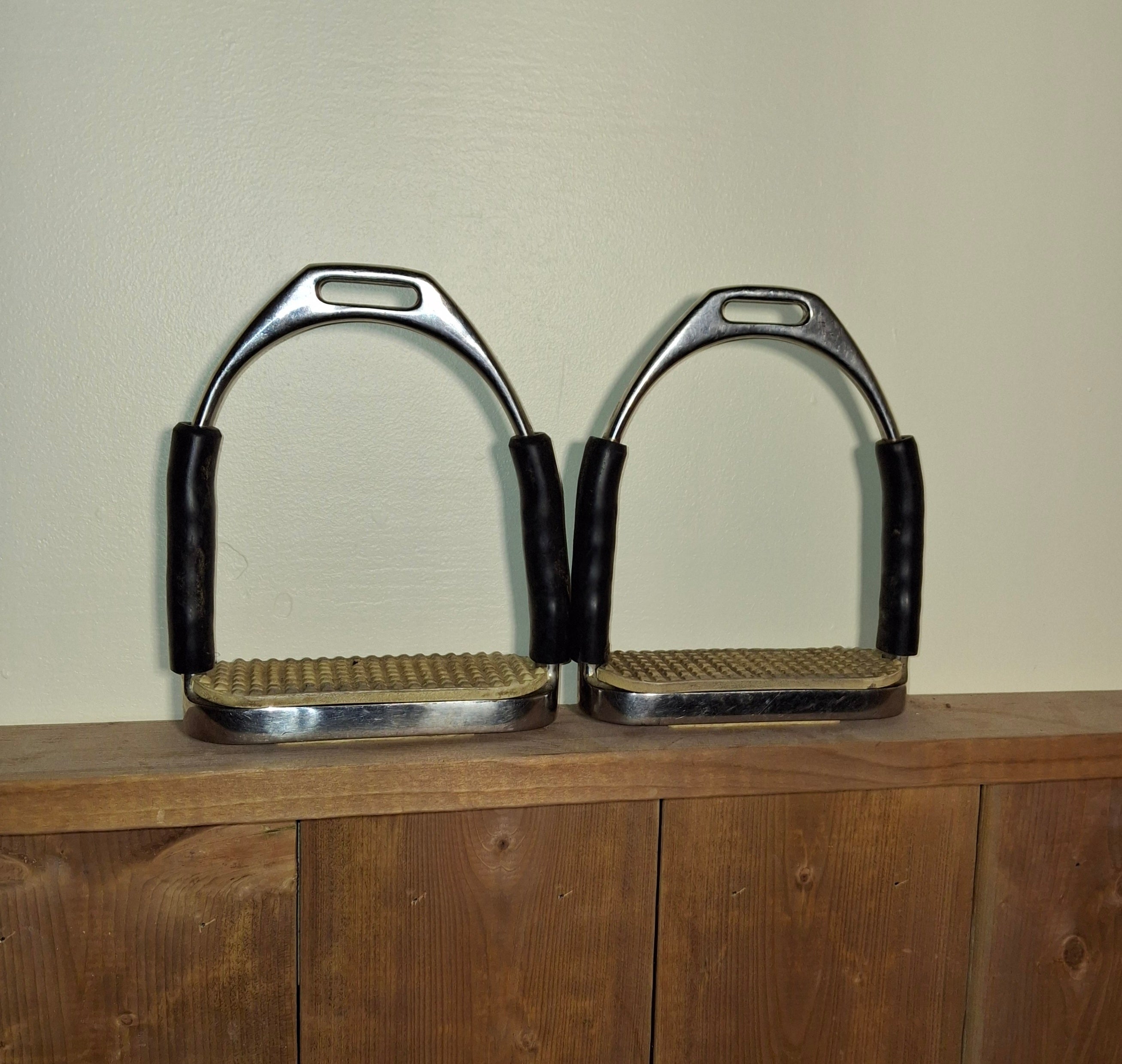 Used Fillis Flex Stirrup Irons