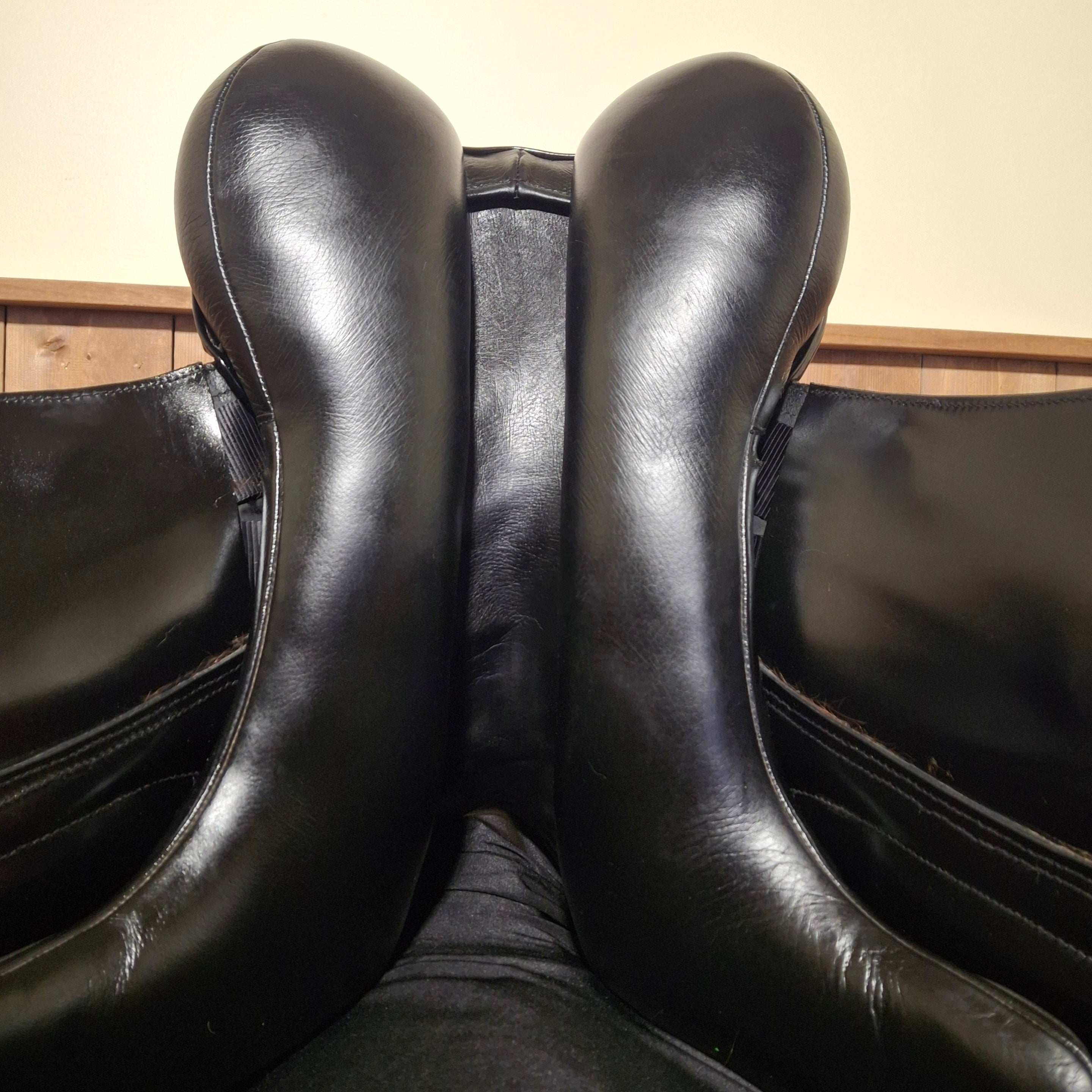 Used 17.5" Custom Everest R Dressage Saddle