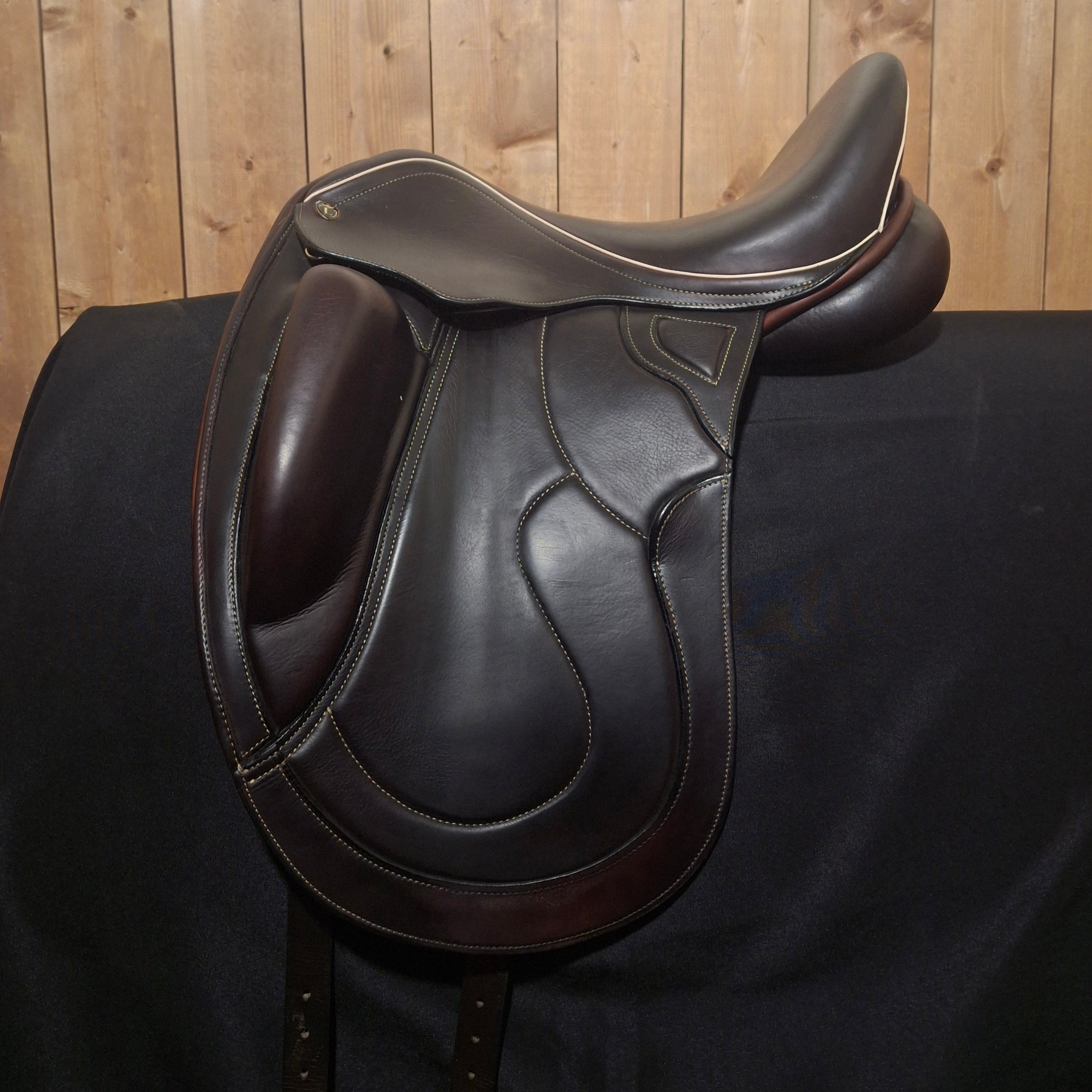 Used 17.5" Lovas Luxe Dressage Saddle