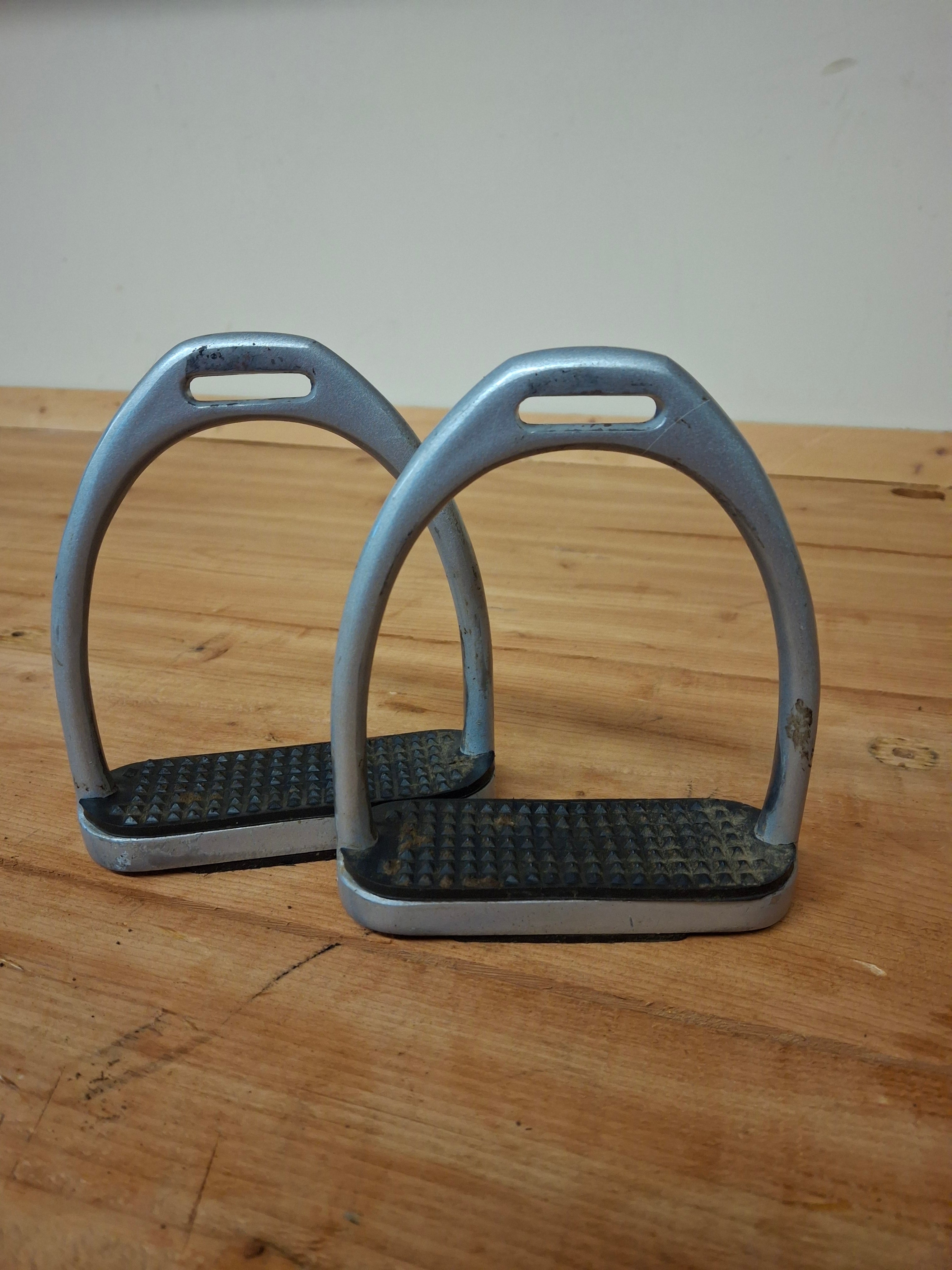 Used Aluminum Fillis Stirrup Irons