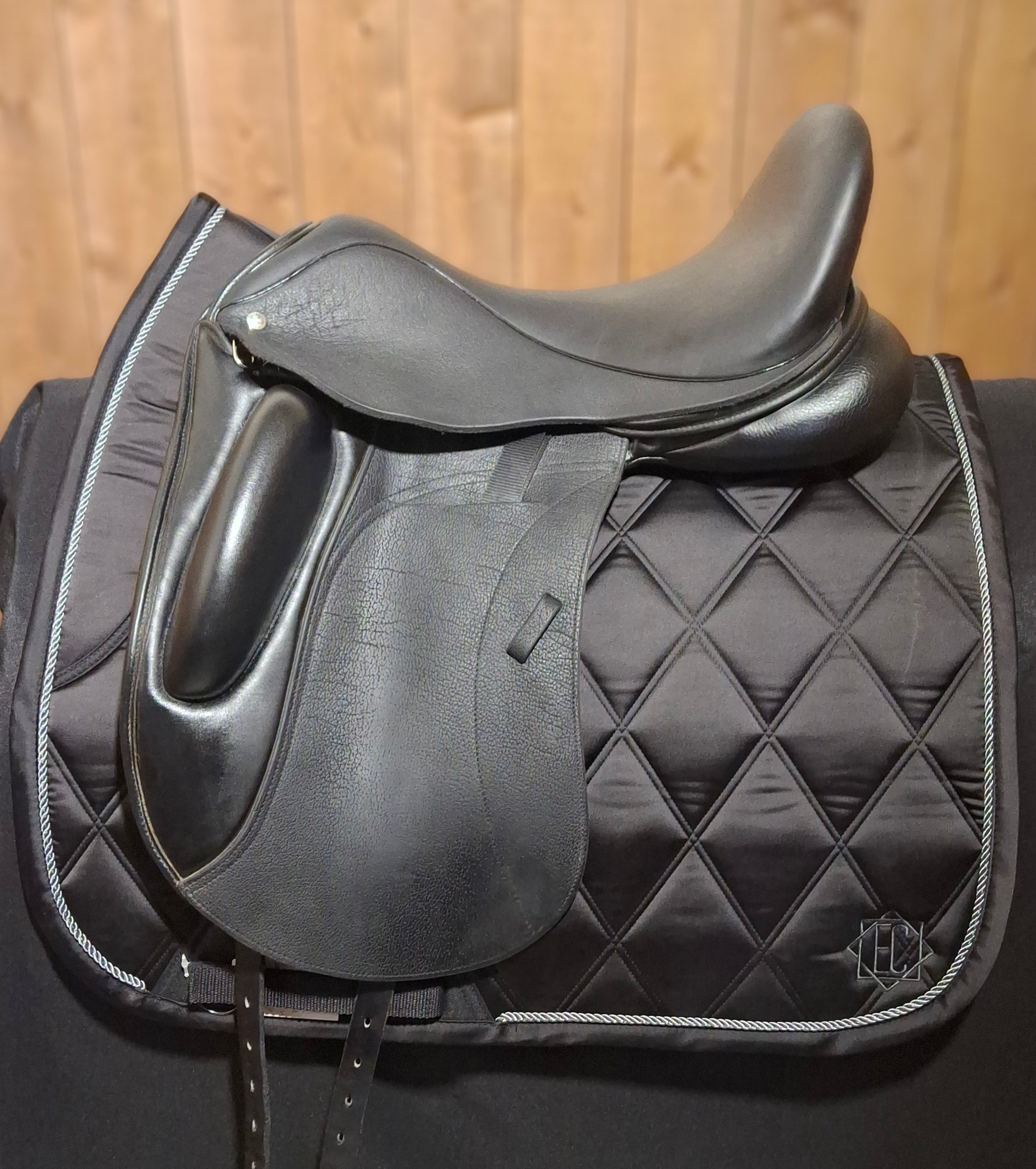 Used 18" Custom Wolfgang Omni Dressage Saddle