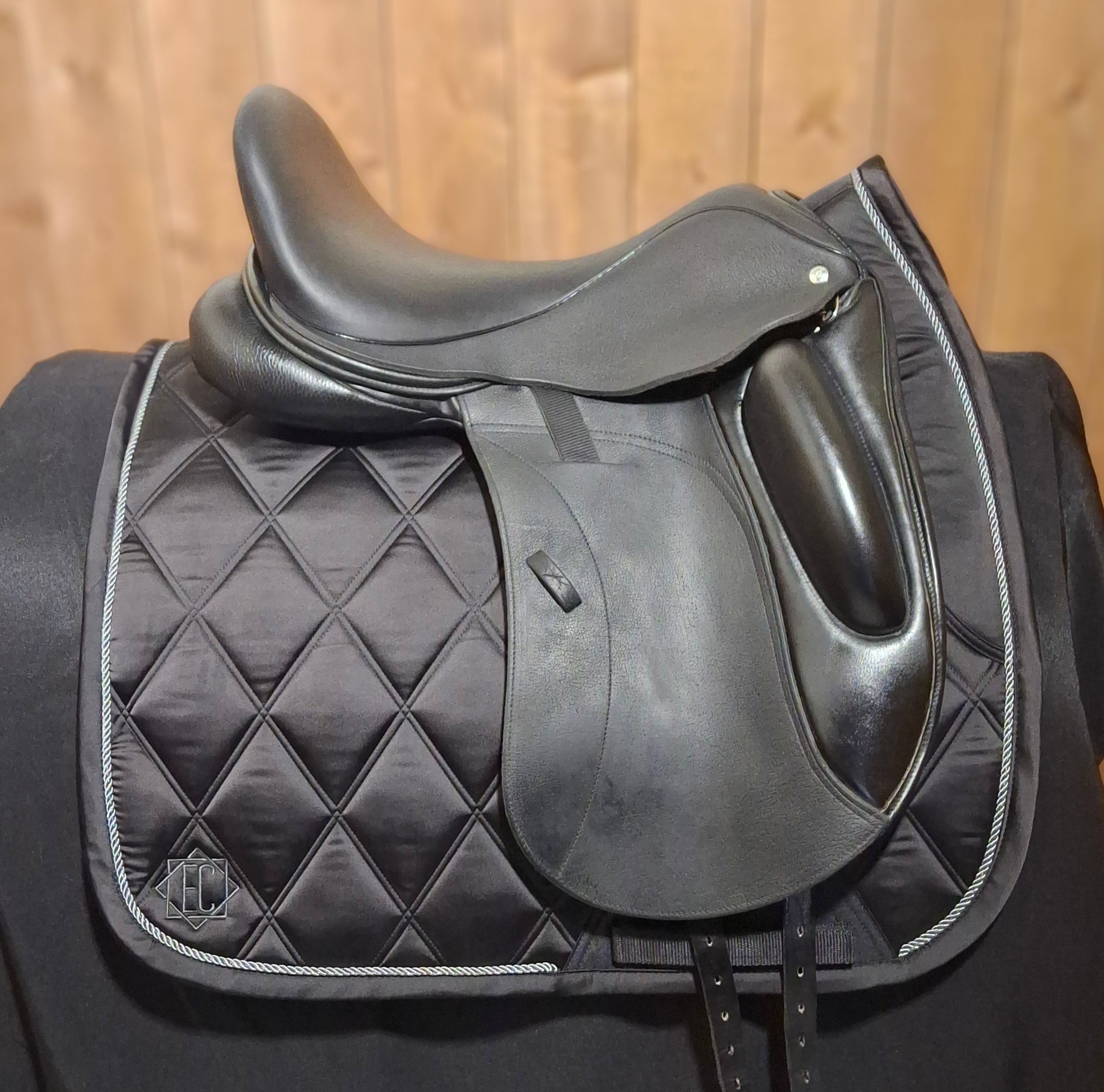 Used 18" Custom Wolfgang Omni Dressage Saddle