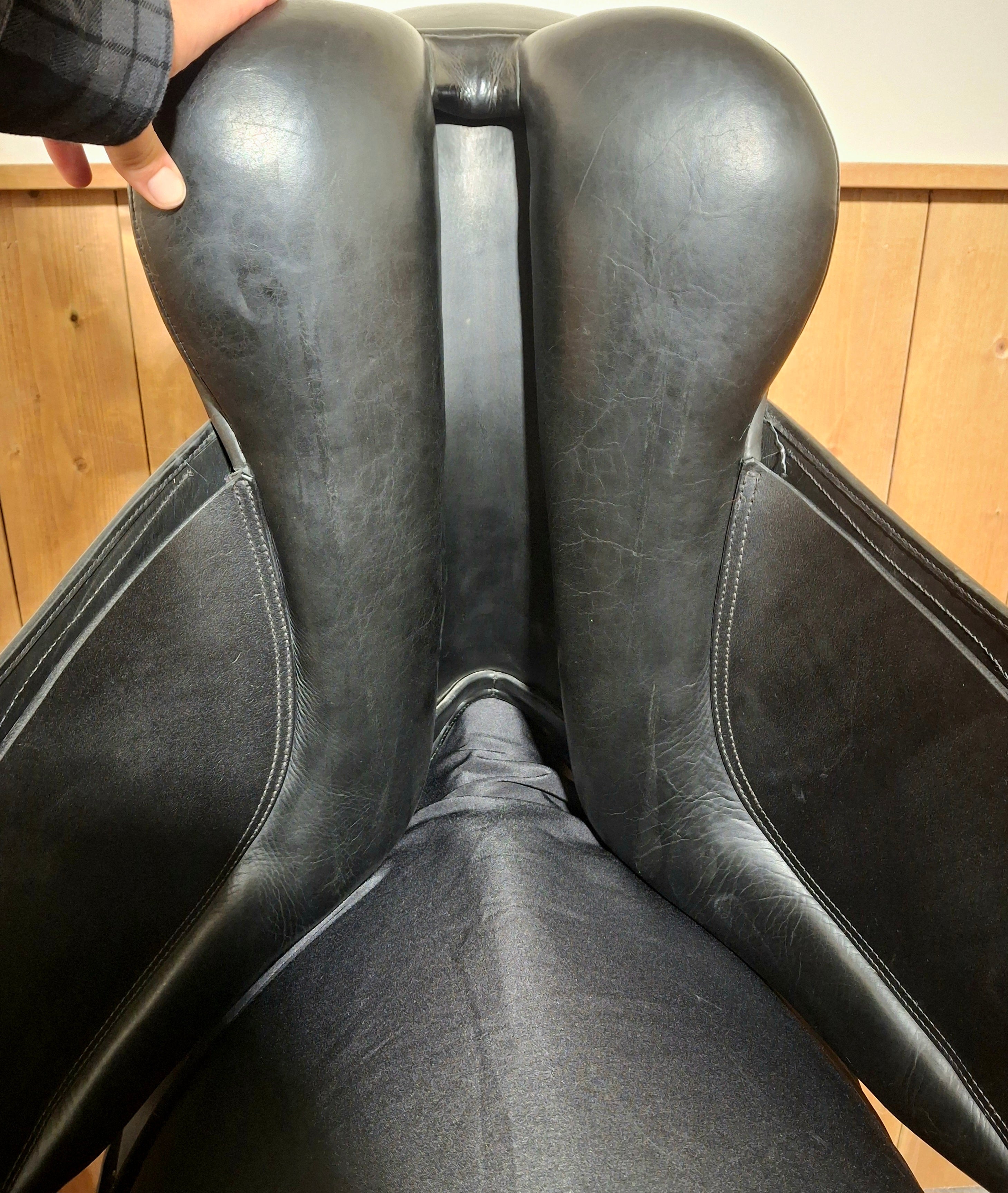 Used 19" Pariani Dressage Saddle
