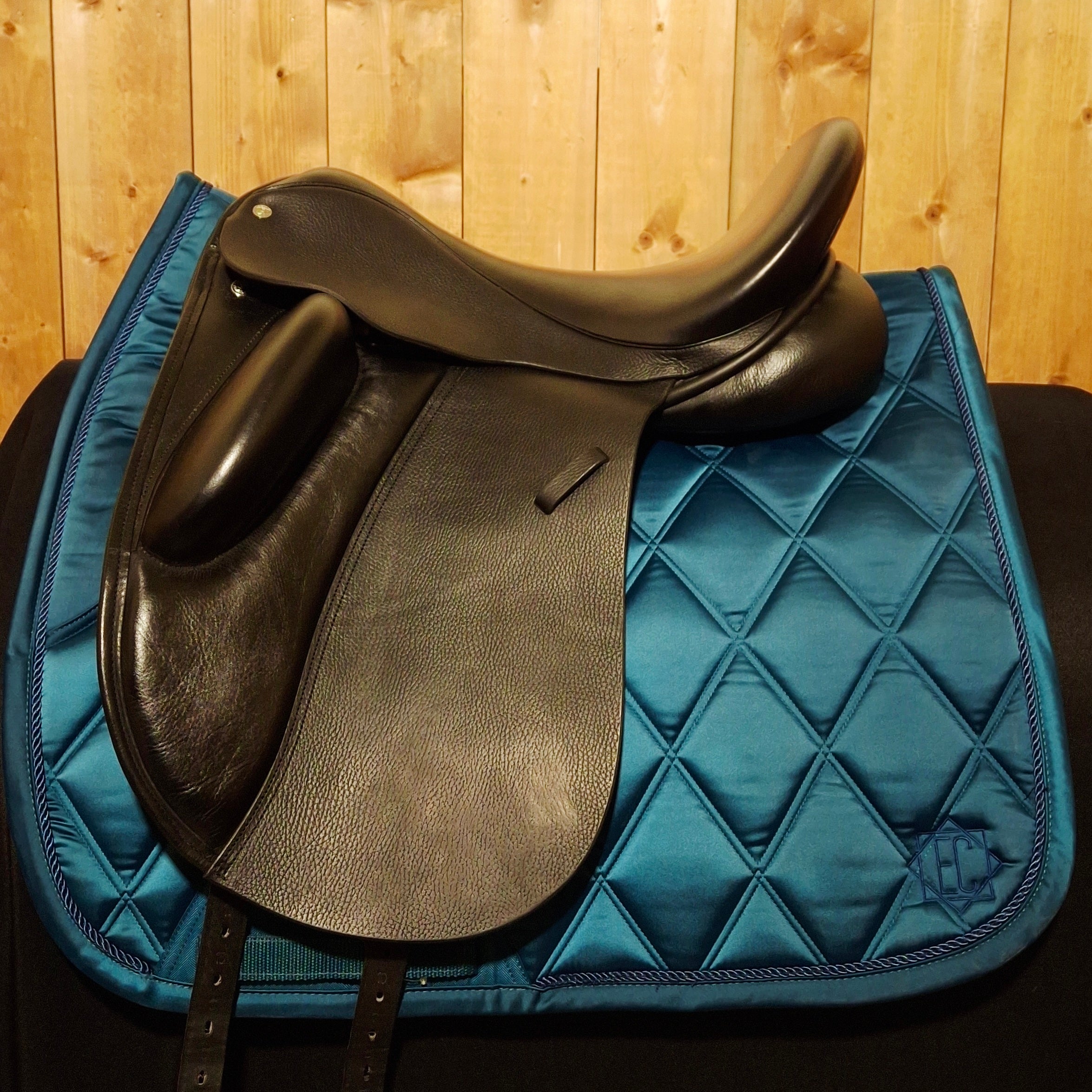 Used 17.5" Custom Wolfgang Solo Dressage Saddle