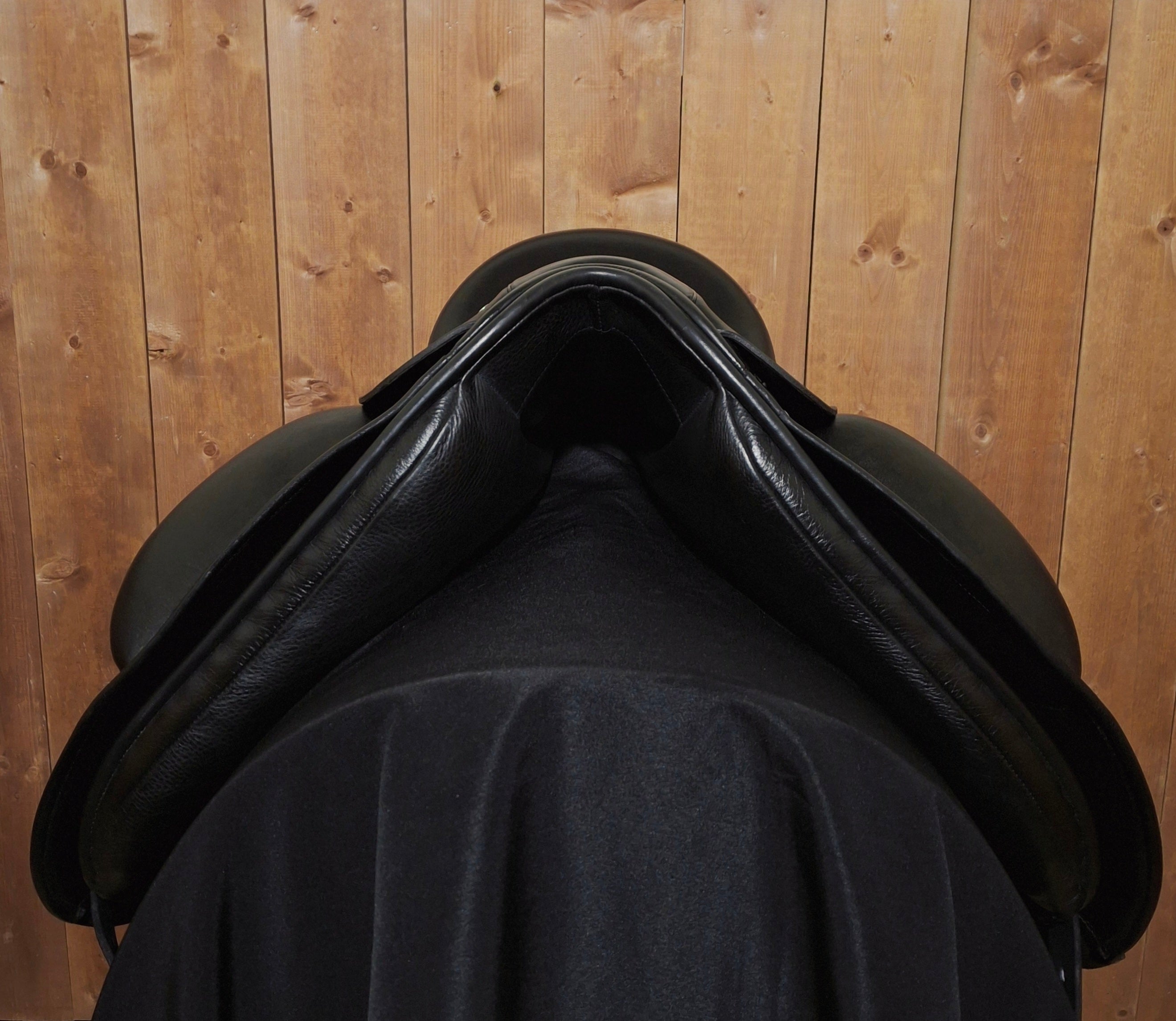 Used 17.5" Custom Wolfgang Solo Dressage Saddle