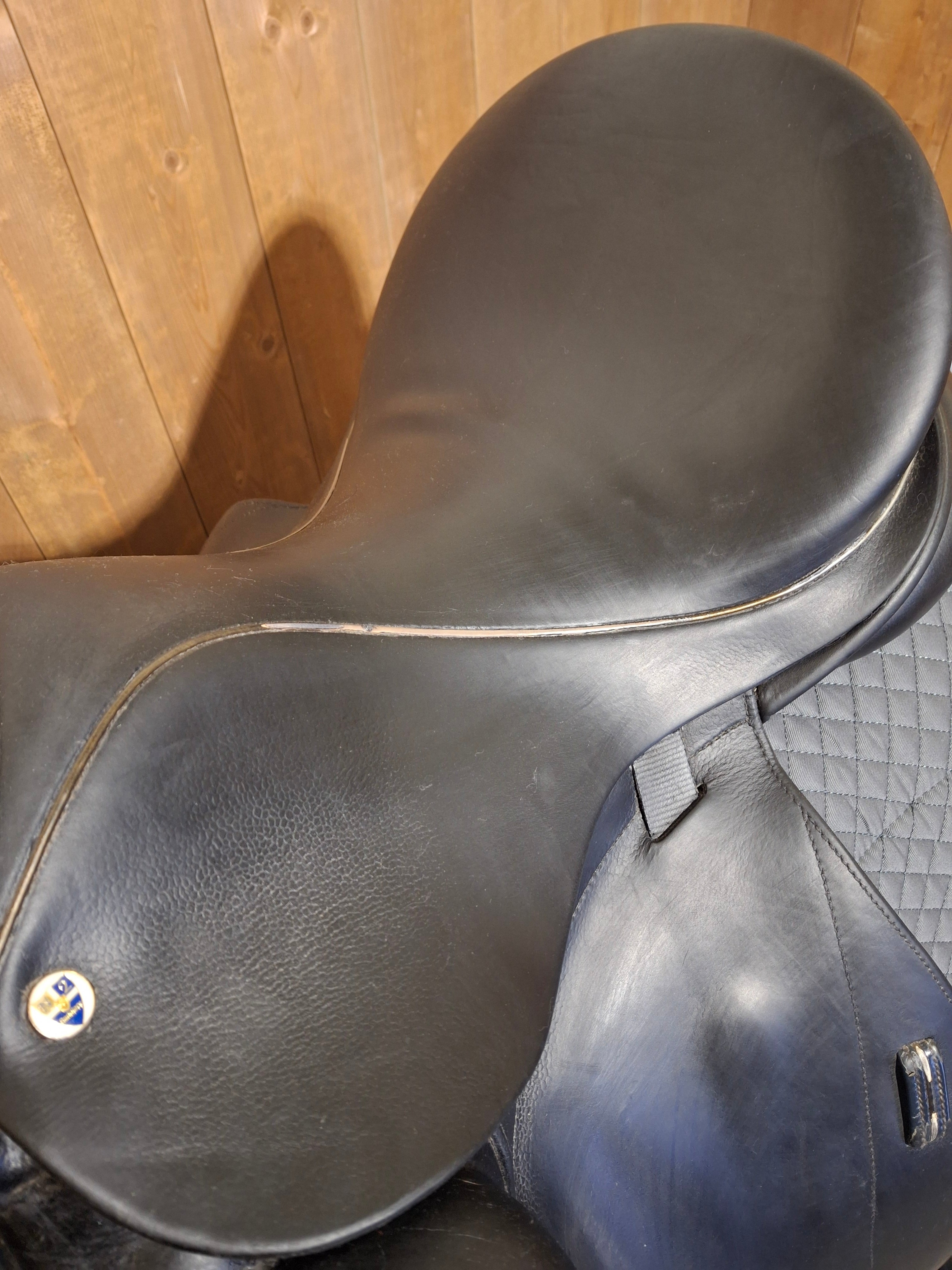 Used 17.5" N2 Vinctore Dressage Saddle