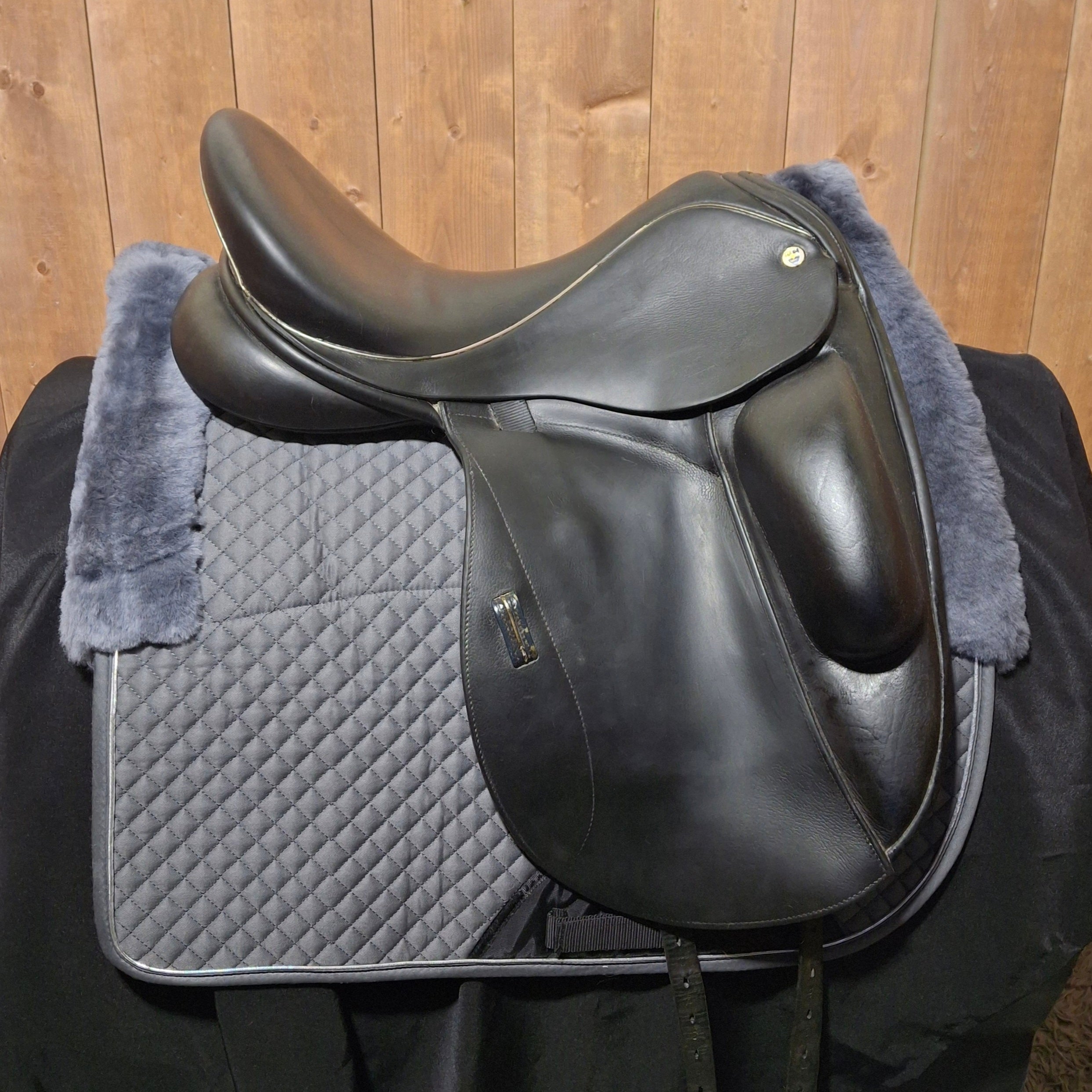 Used 17.5" N2 Vinctore Dressage Saddle