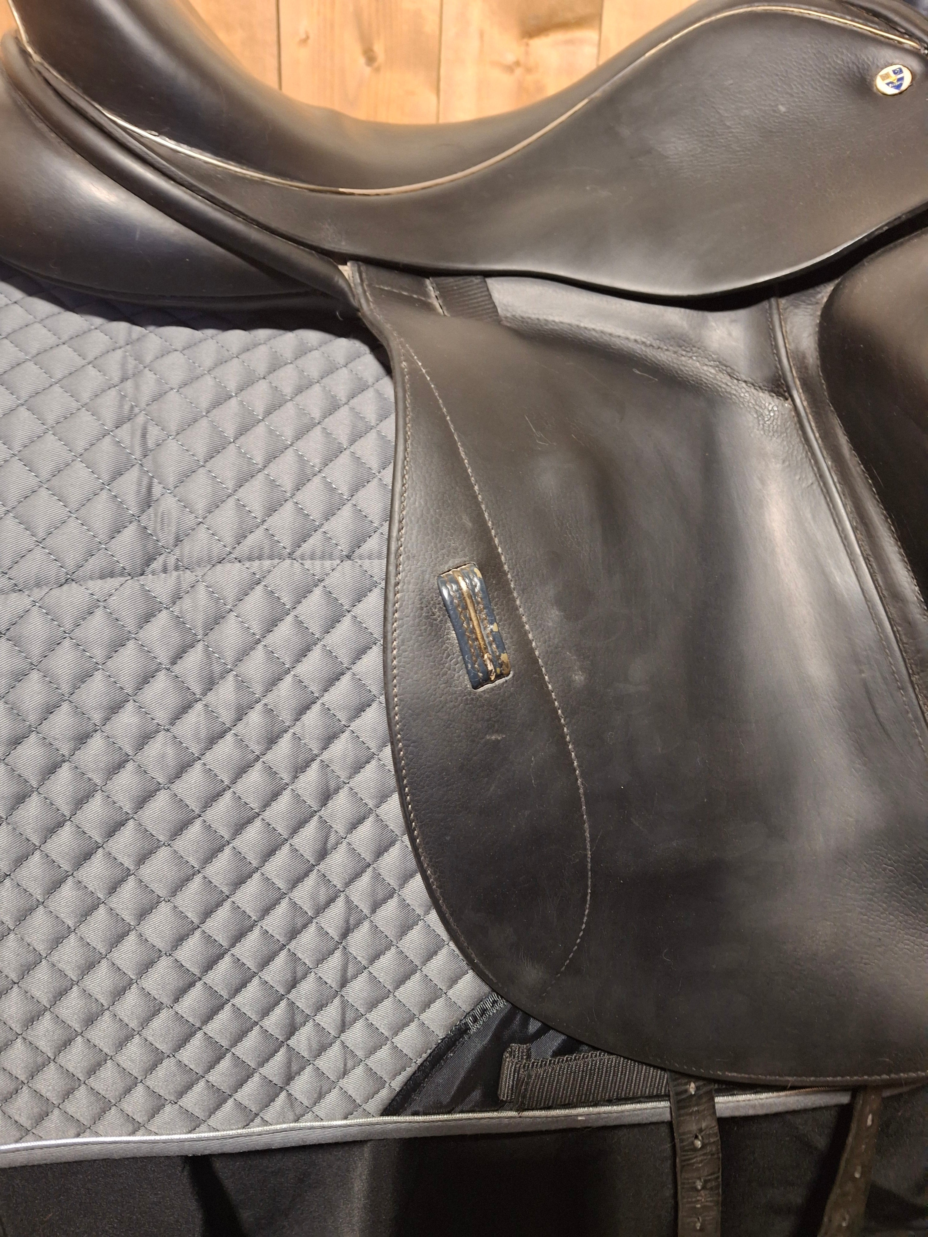 Used 17.5" N2 Vinctore Dressage Saddle