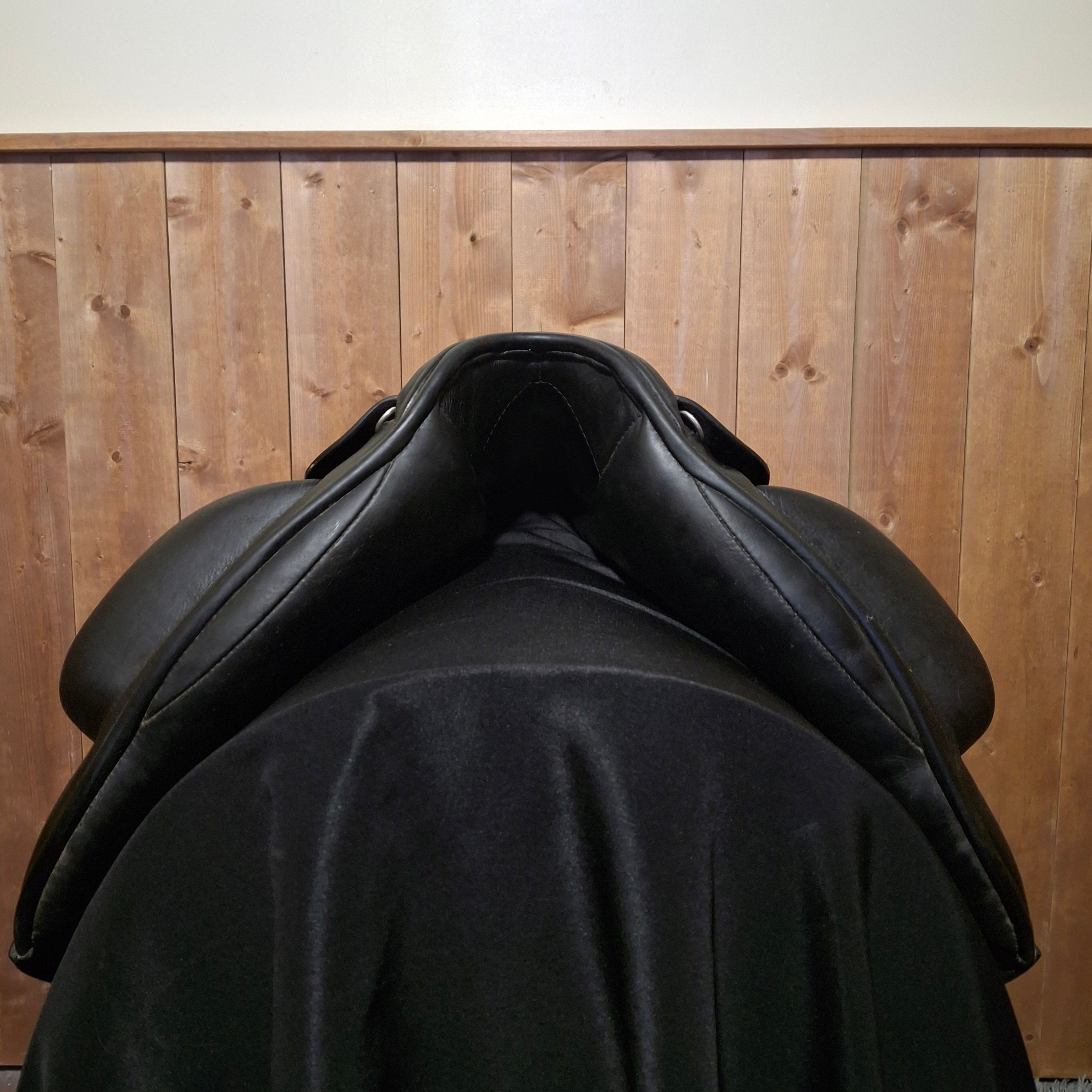 Used 17.5" N2 Vinctore Dressage Saddle