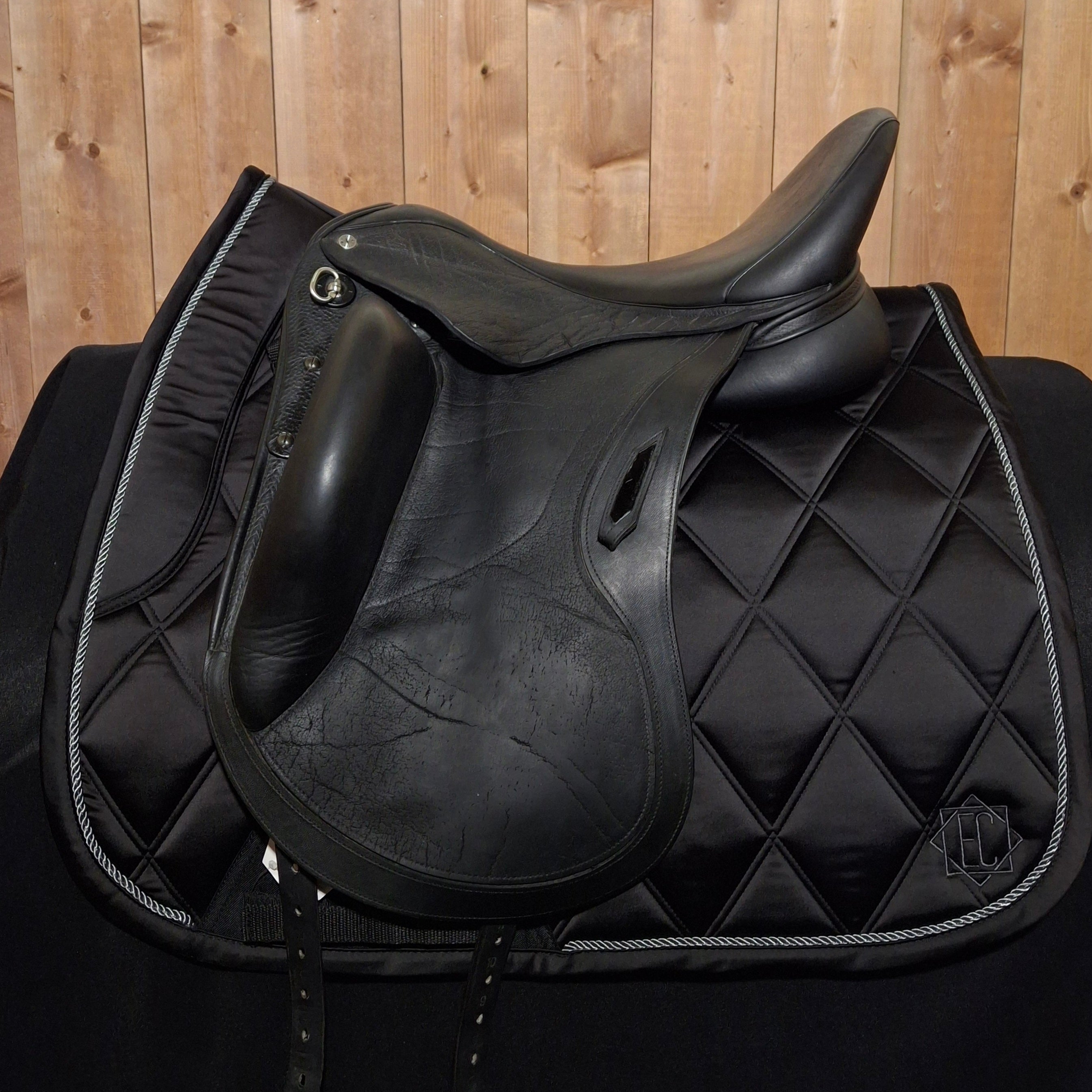 Used 17.5" Aviar Rook 3.0 Dressage Saddle