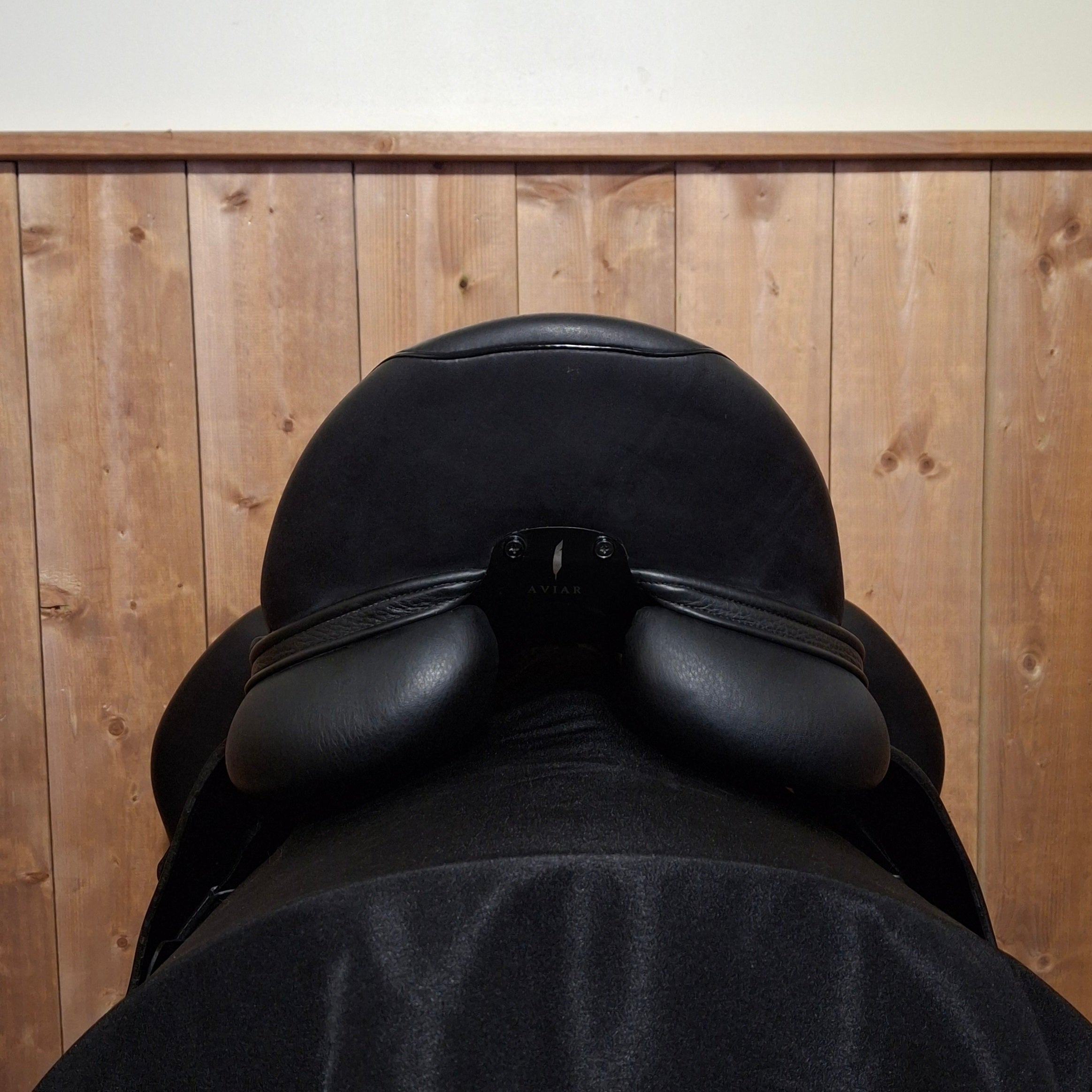 Used 17.5" Aviar Rook 3.0 Dressage Saddle