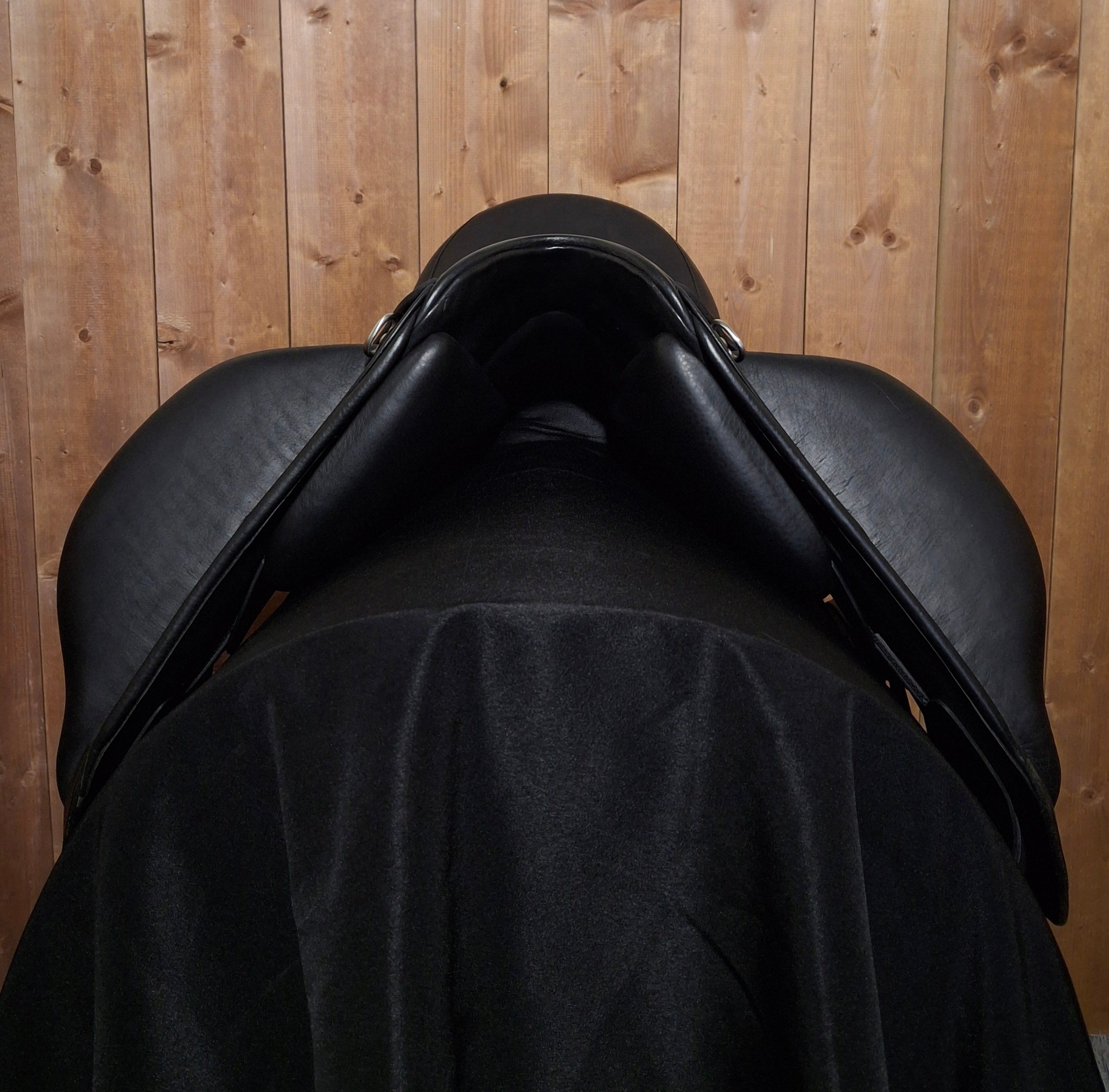 Used 17.5" Aviar Rook 3.0 Dressage Saddle