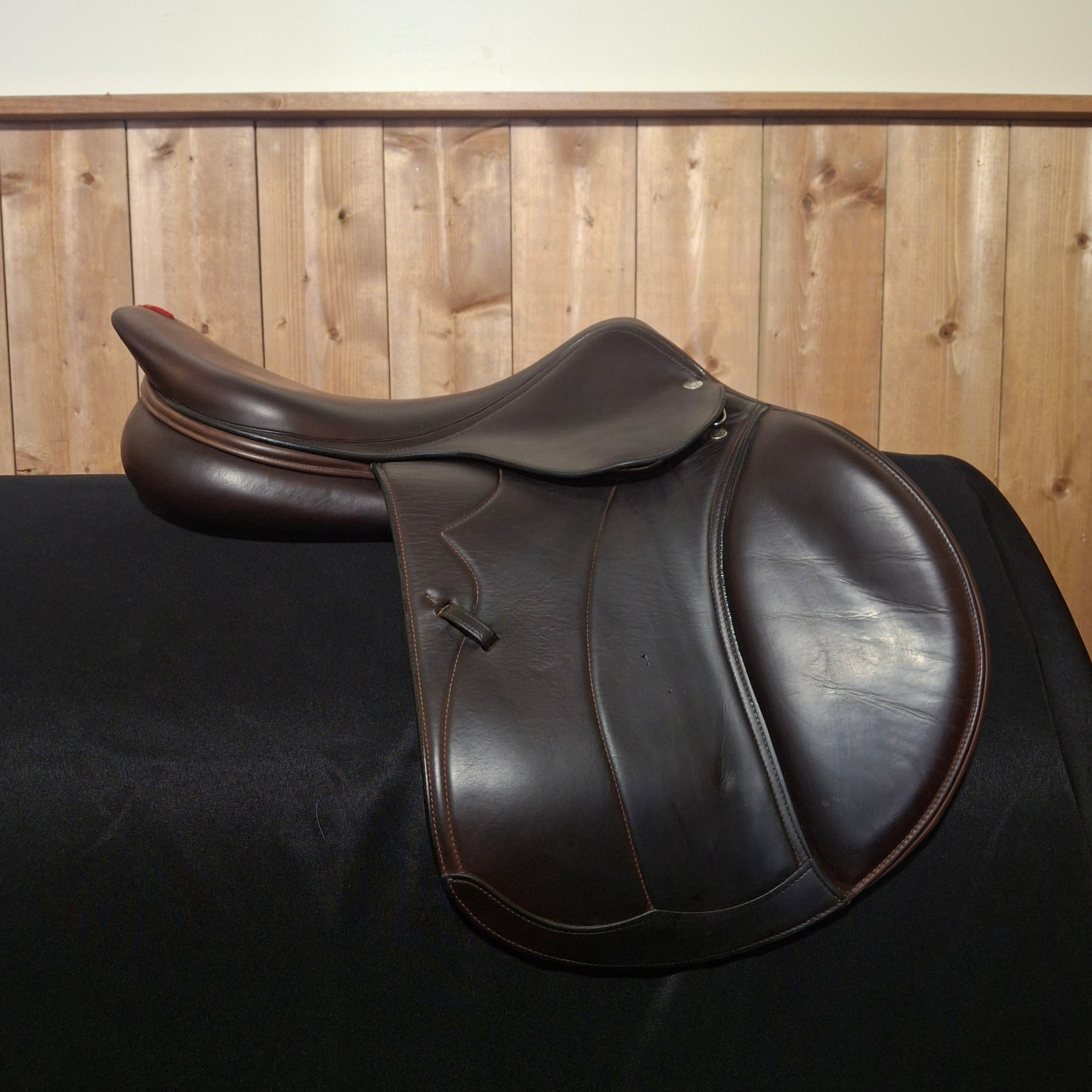 Used 17.5" Equipe DaVinci Jump Saddle