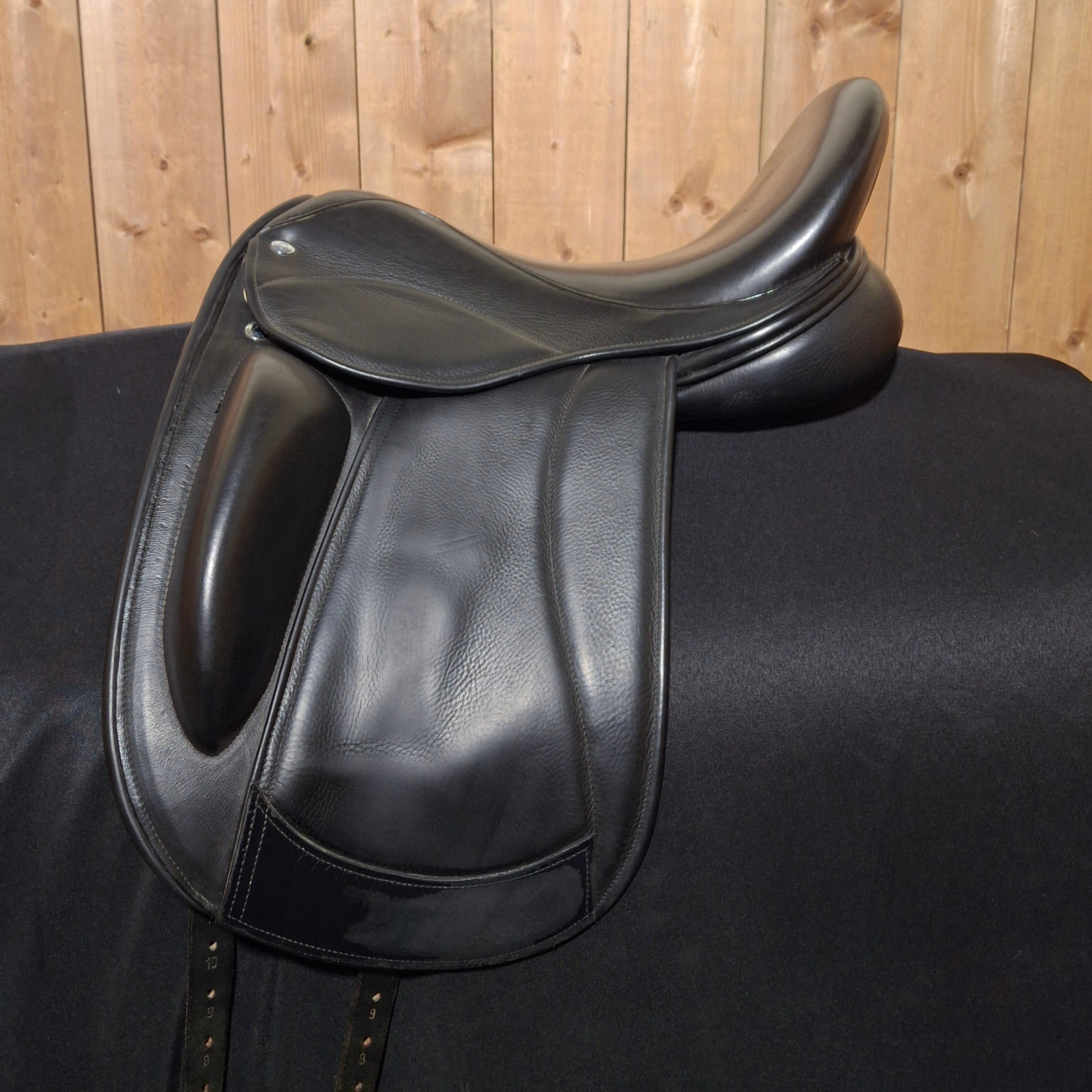 Used 17.5" Frank Baines Union Lux Dressage Saddle