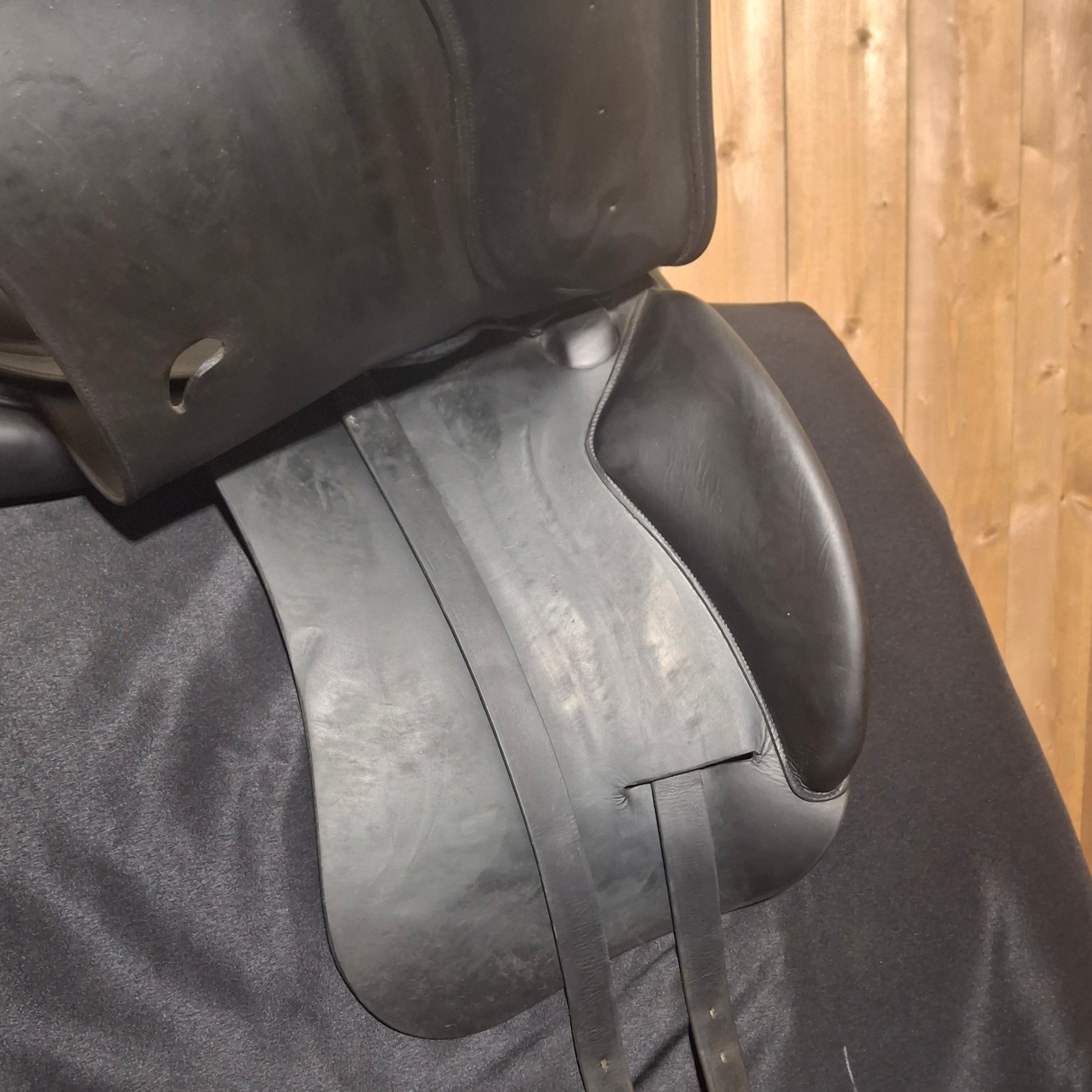 Used 17.5 Bruno Delgrange Dressage Saddle