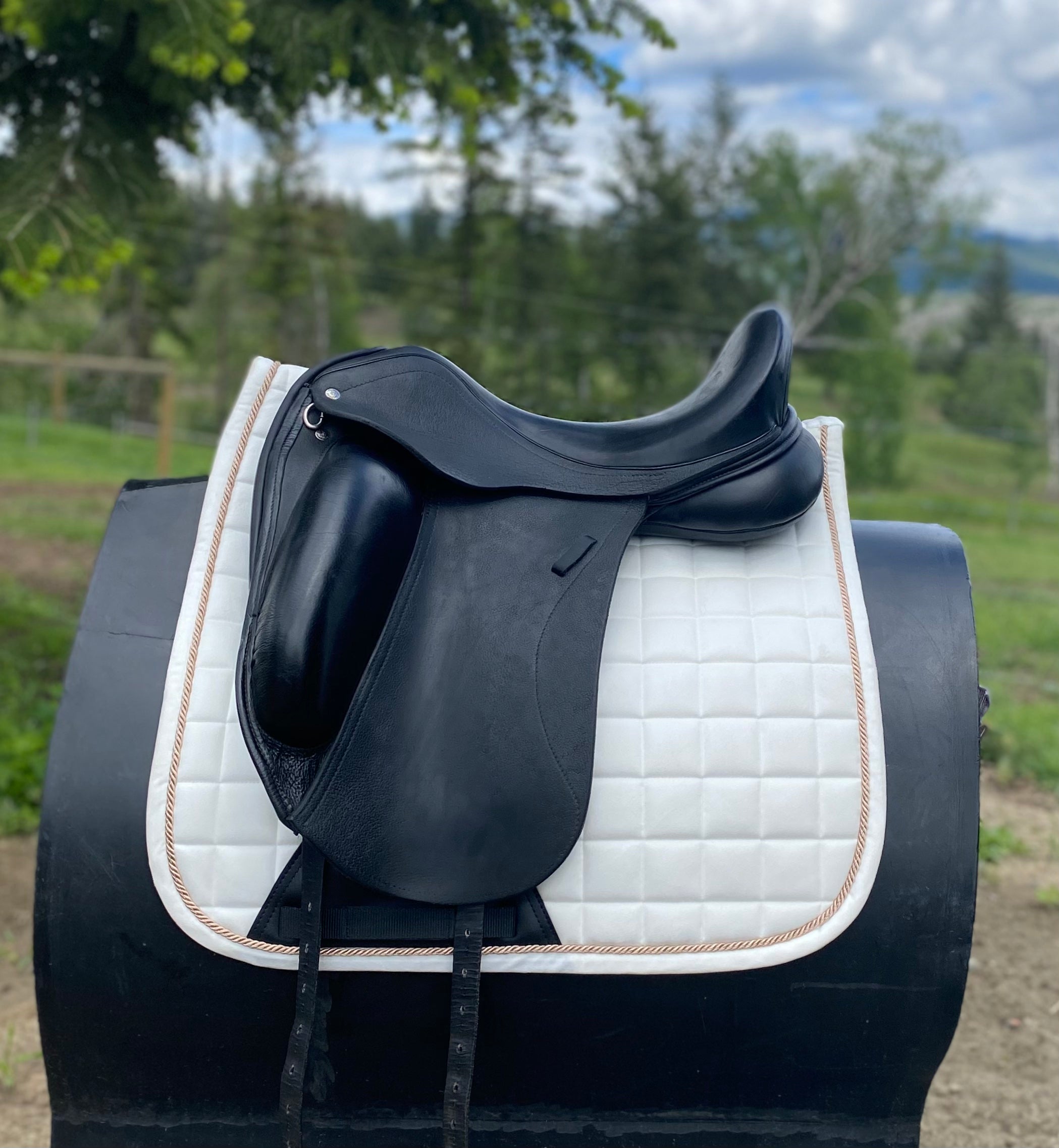 Used 17.5" Custom Advantage R Dressage Saddle