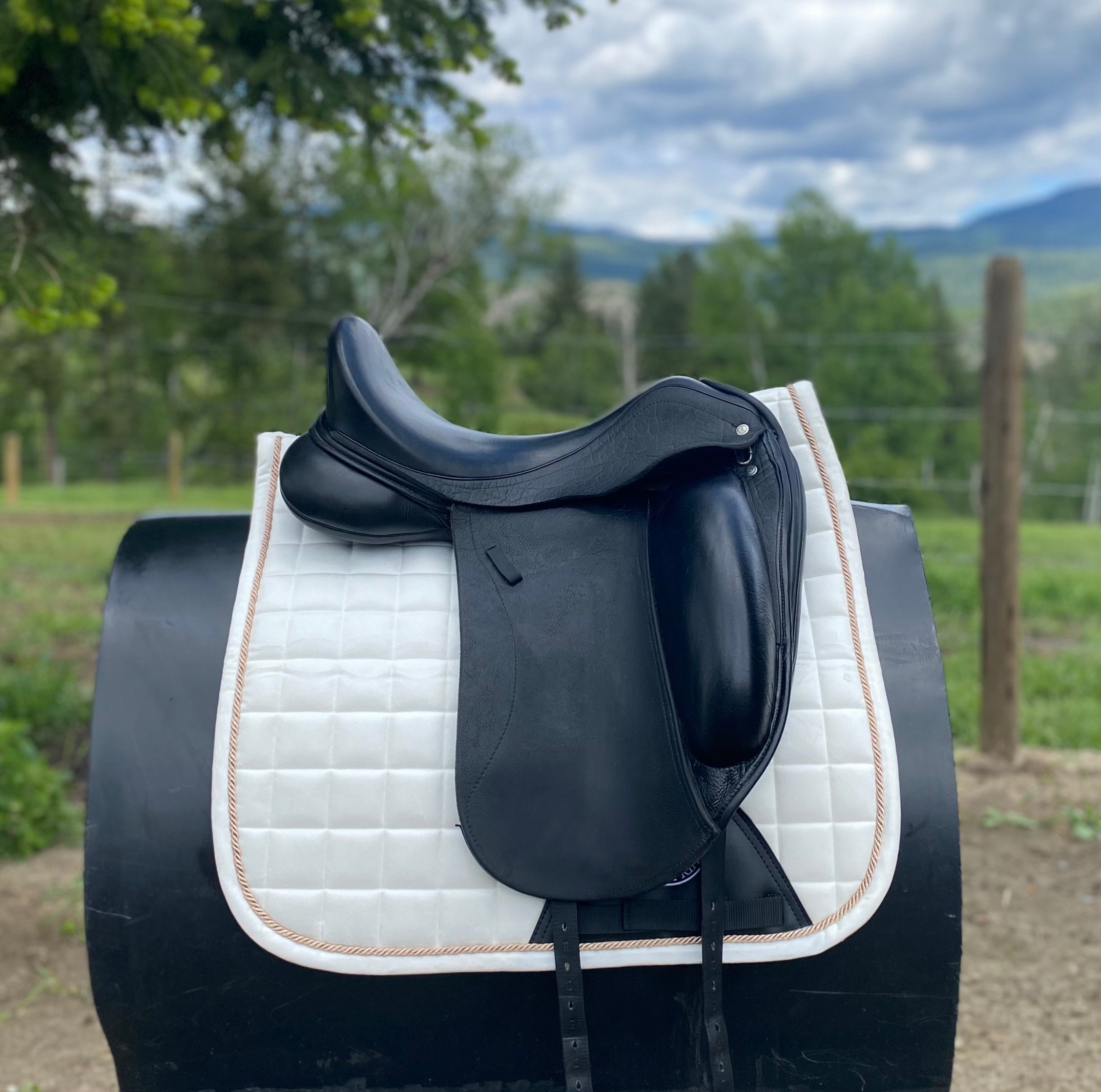 Used 17.5" Custom Advantage R Dressage Saddle